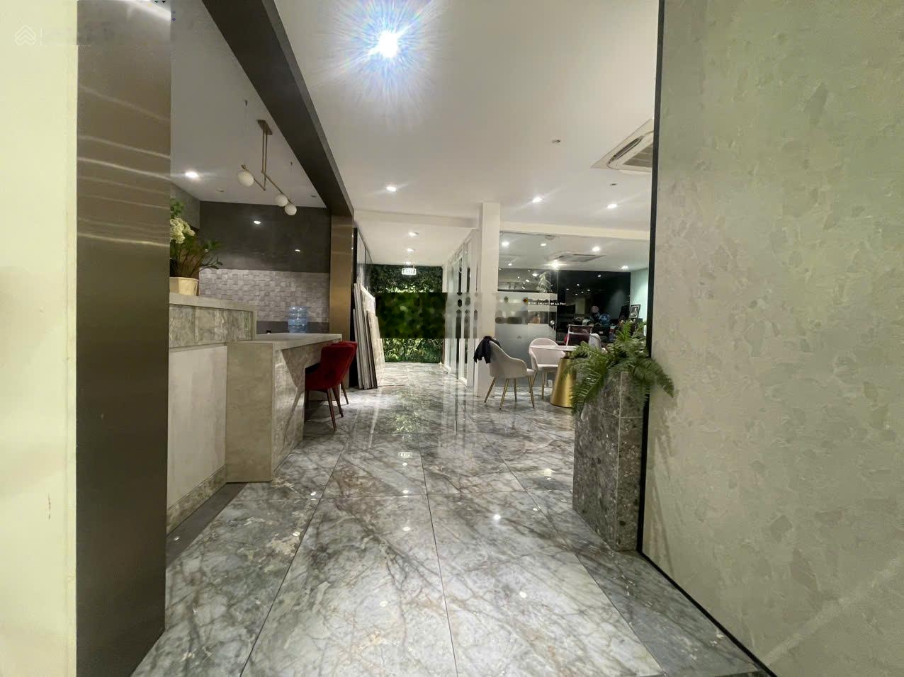 Cho thuê nhà mặt tiền 207 tô hiến thành quận 10 - 15x40m - 2 tầng - giá 300 triệu. lh: 0975214149