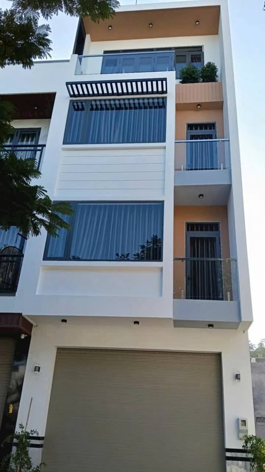 Nhà 3,95 tỷ, 3 lầu, 7 phòng ngủ, sát chợ đêm, thành phố Phan Rang, Khánh Hòa