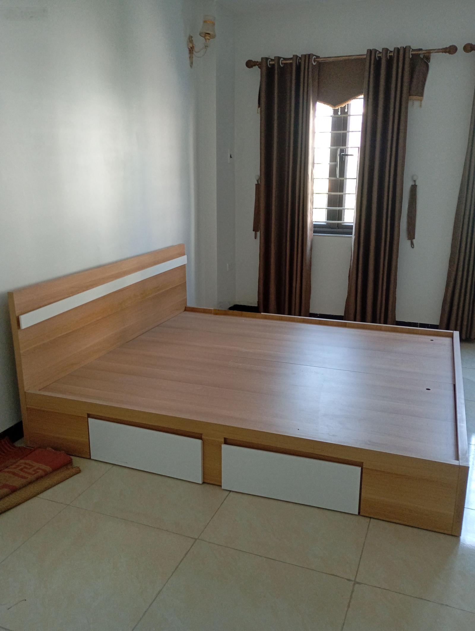 Cho thuê nhà 4 tầng, lô góc, đường ô tô Bát Khối, Long Biên