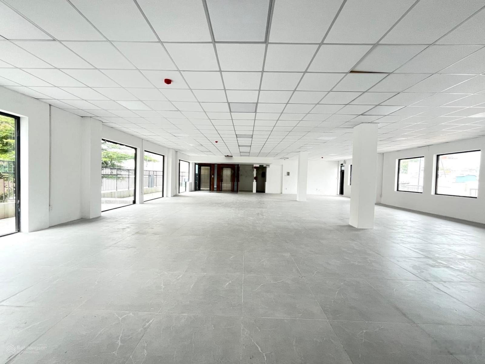 Cho Thuê Nguyên Tòa đường Đồng Nai, Phường 2, Ngay Sân Bay. DT: 11x25m. Hầm, Trệt, 4 Lầu. Sàn Suốt