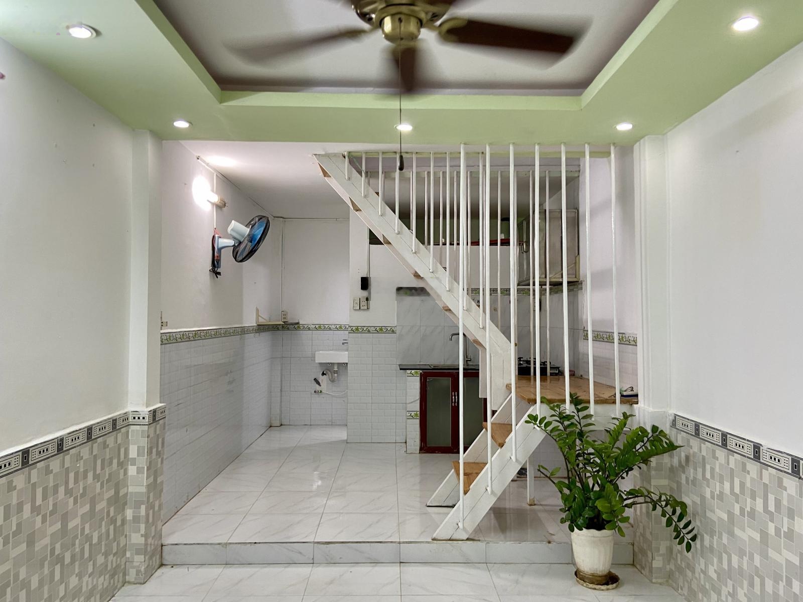 Cho thuê nhà Quận 4, mới đẹp, 2 Phòng Ngủ, Phòng Khách rộng, Ban Công, DTSD 56 m2