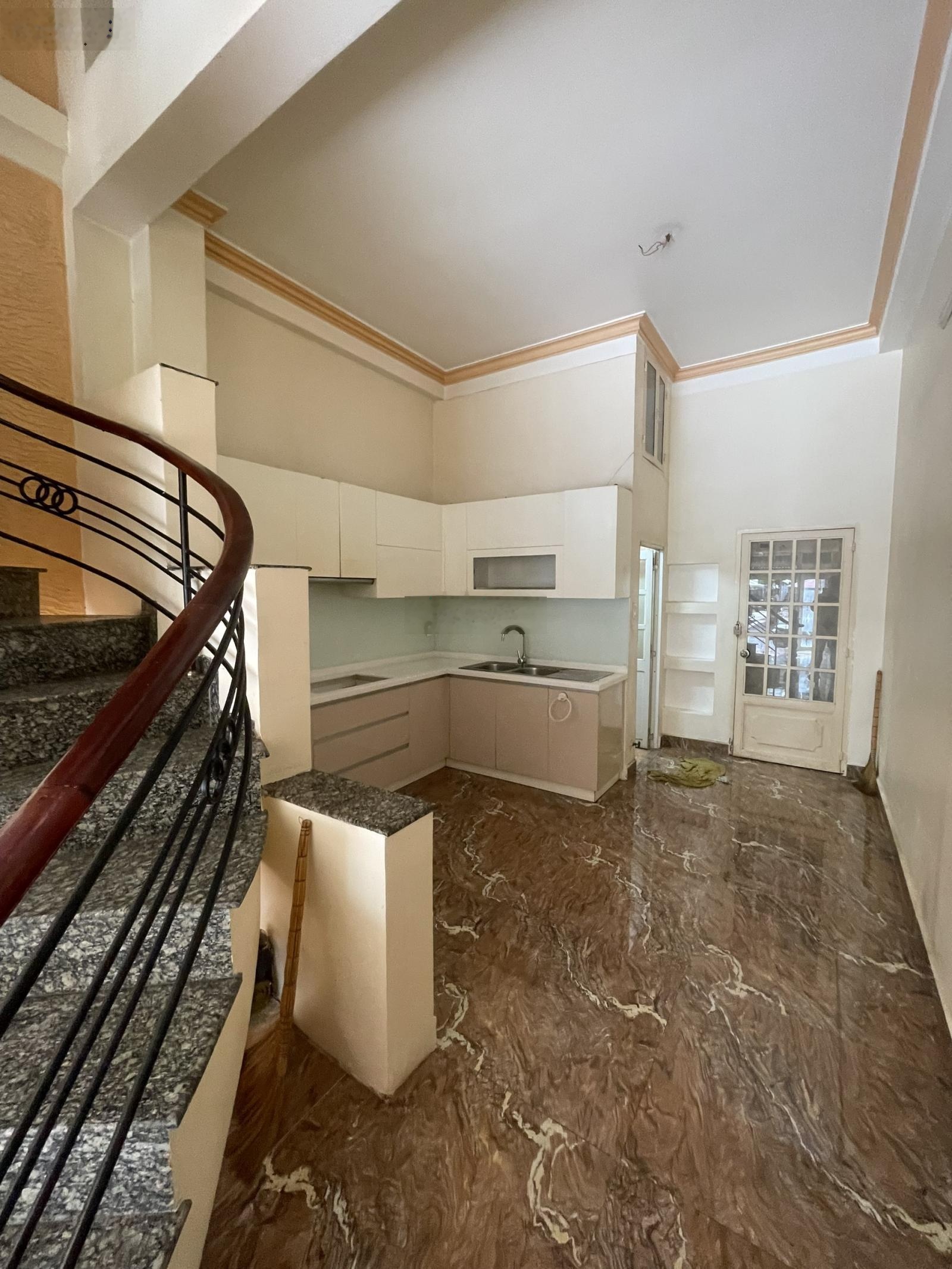 Cho thuê nhà mặt tiền Ngô Quyền, Quận 10, trệt 3 lầu 4PN 4WC, gần ngã tư Vĩnh Viễn giá 28tr/tháng