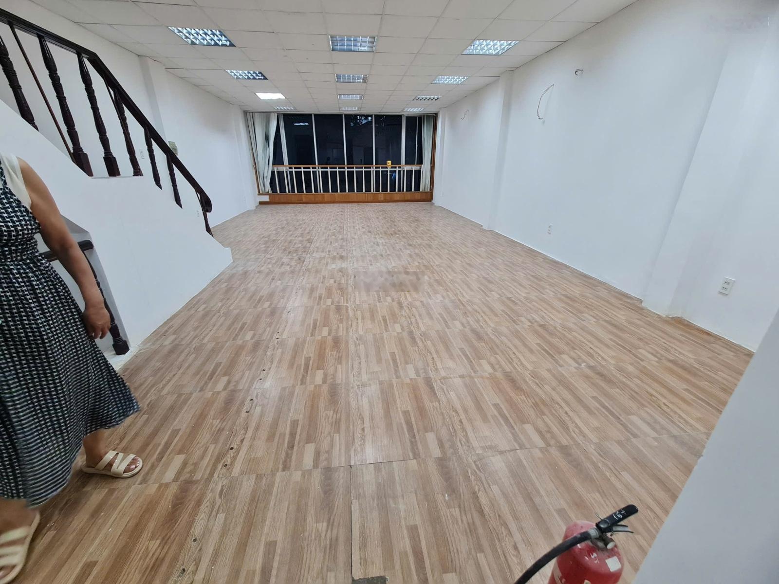 Cho thuê nhà 95 nguyễn trãi , quận 5 - 6x14m - 7 tầng thang máy - giá: 90 triệu. lh: 0975214149