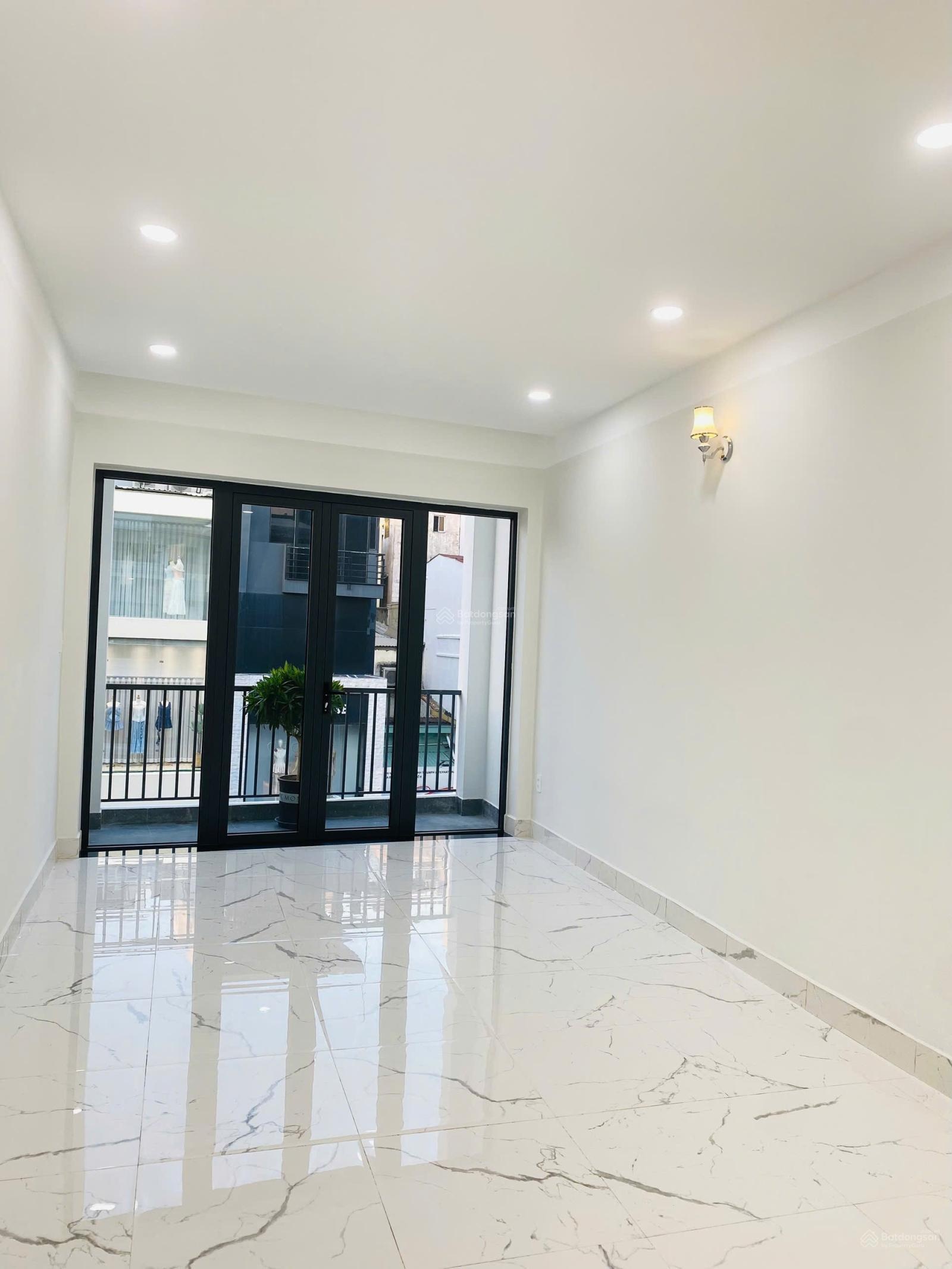 Nhà mặt tiền hai bà trưng. 1 trệt 3 lầu. 6 phòng ngủ. giá 80tr