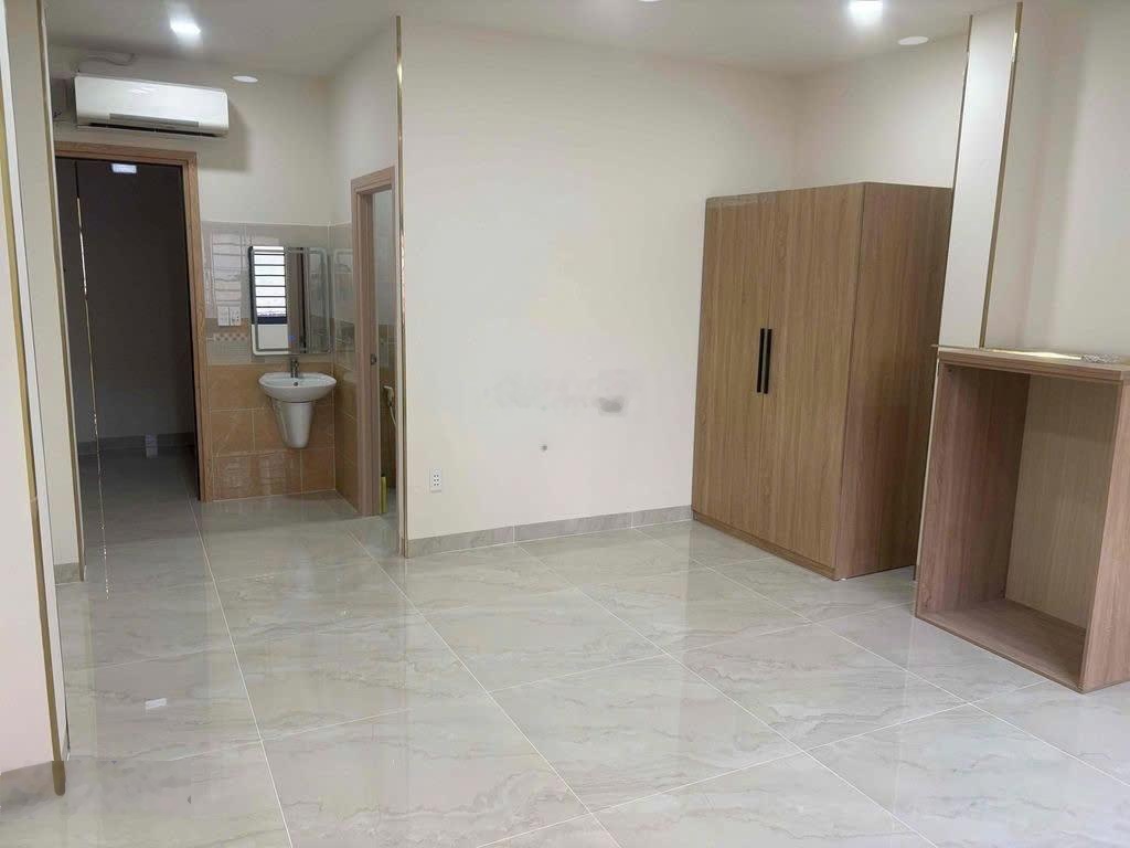 Cho thuê nhà mặt tiền đường Cộng Hòa, DT 4x20 trệt 3 lầu