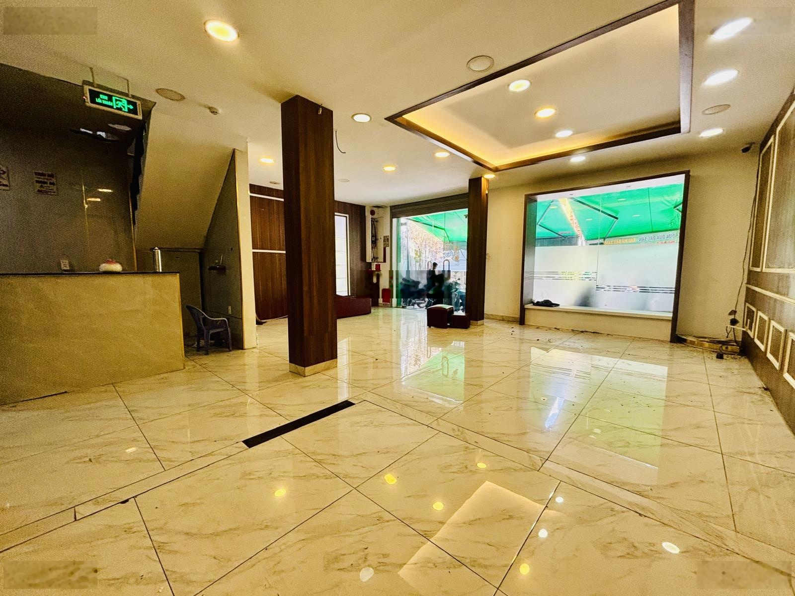 Chỉ 9xtr! Cho thuê nhà mặt tiền trung tâm Quận 1 - 9x18m, 2 tầng. Đường 2 chiều