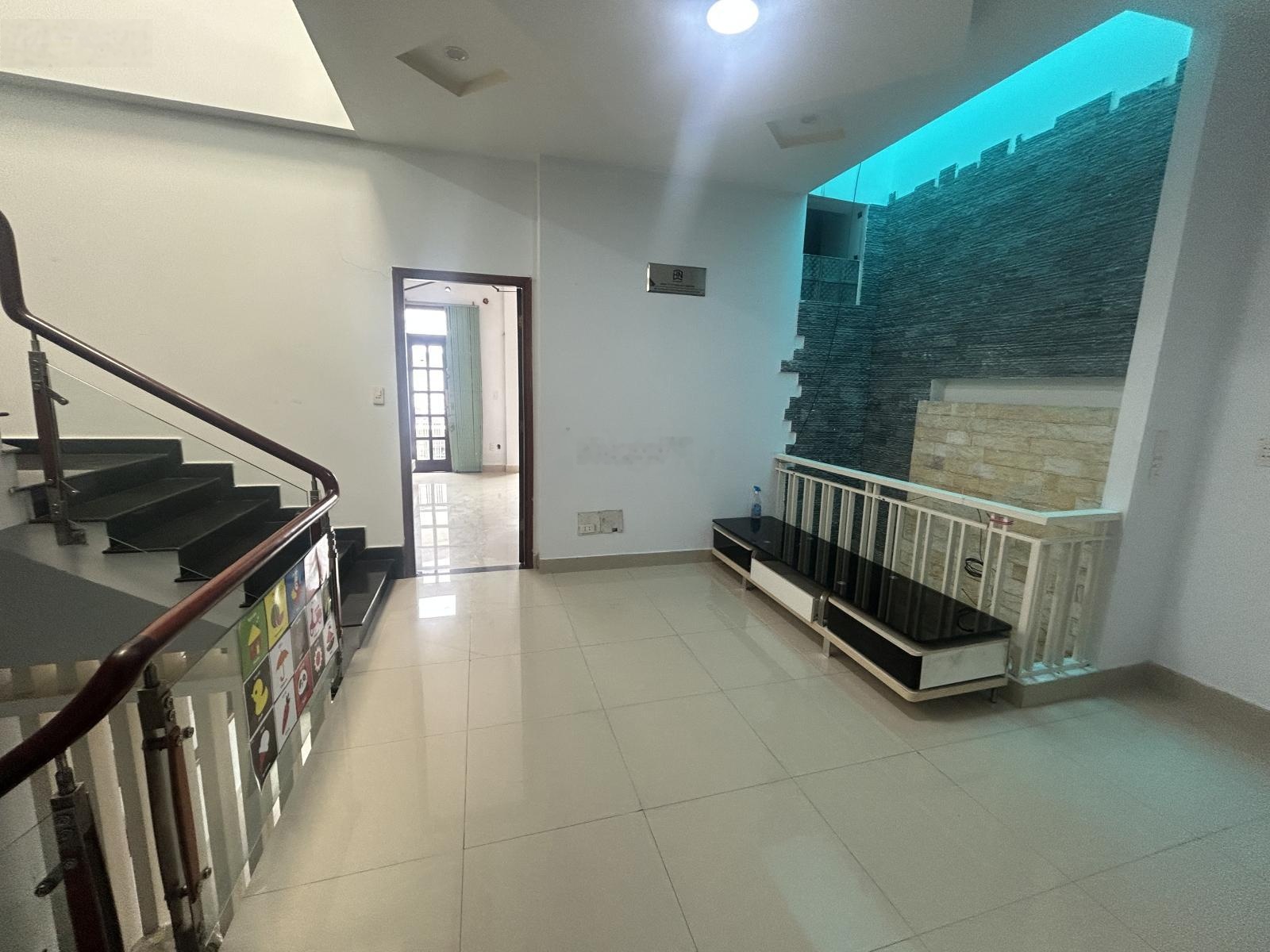 Cho thuê nhà 3 lầu đường 8, Tăng Nhơn Phú B, TP Thủ Đức