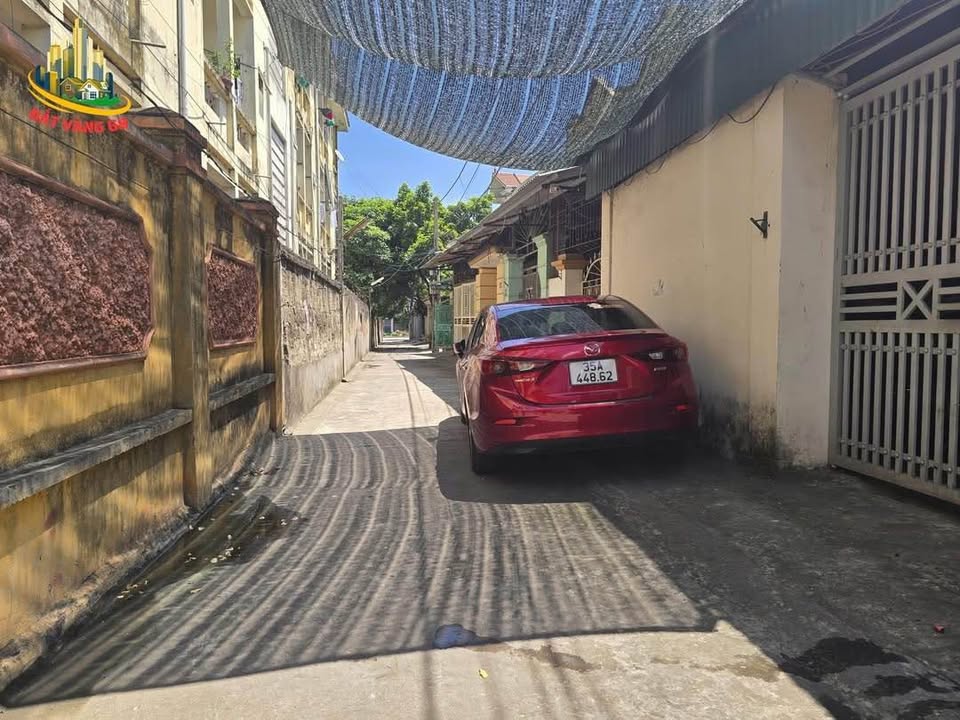 Bán đất tặng nhà cấp 4 ngõ 943 Nguyễn Công Trứ, Ninh Bình, 65,8m2, mặt tiền 9m, hướng nam, đường 3,5m, chỉ 2 tỷ