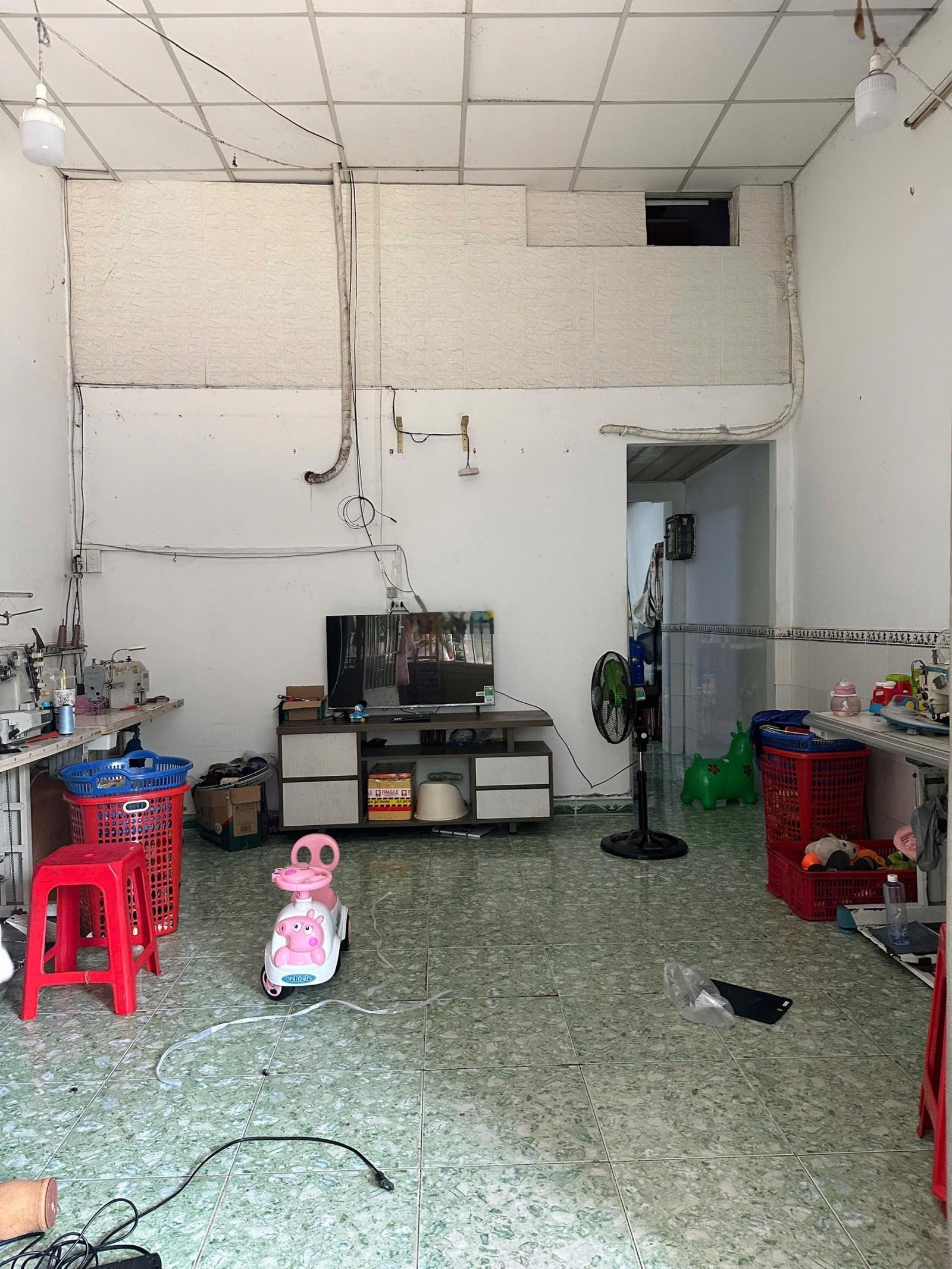 Chỉ 3 tỷ. DT 41m2 - nhà 2 tầng. Giáp đường 4m xe hơi. Ngay Liên Khu 5-6. Thuê tháng 6 triệu