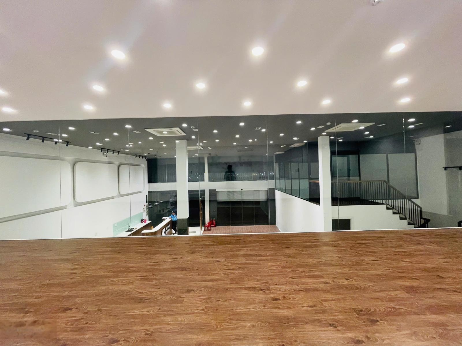 Gấp ! cho thuê nhà mặt tiền võ văn kiệt quận 1 - 16x25m ( 330m2) - 2 tầng - giá 136 triệu