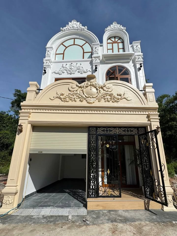 Nhà 2 tầng kiệt Bùi Thị Xuân, Huế - 3 ngủ, gara oto, nội thất xịn sò