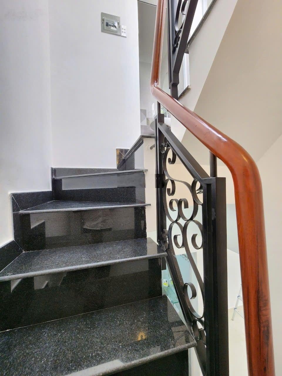 Khu an ninh nhất Chu Văn An. Dt 30m2 xây 1 trệt 3 lầu, sổ riêng. Hẻm 6m, giá chỉ 1 tỷ 700.