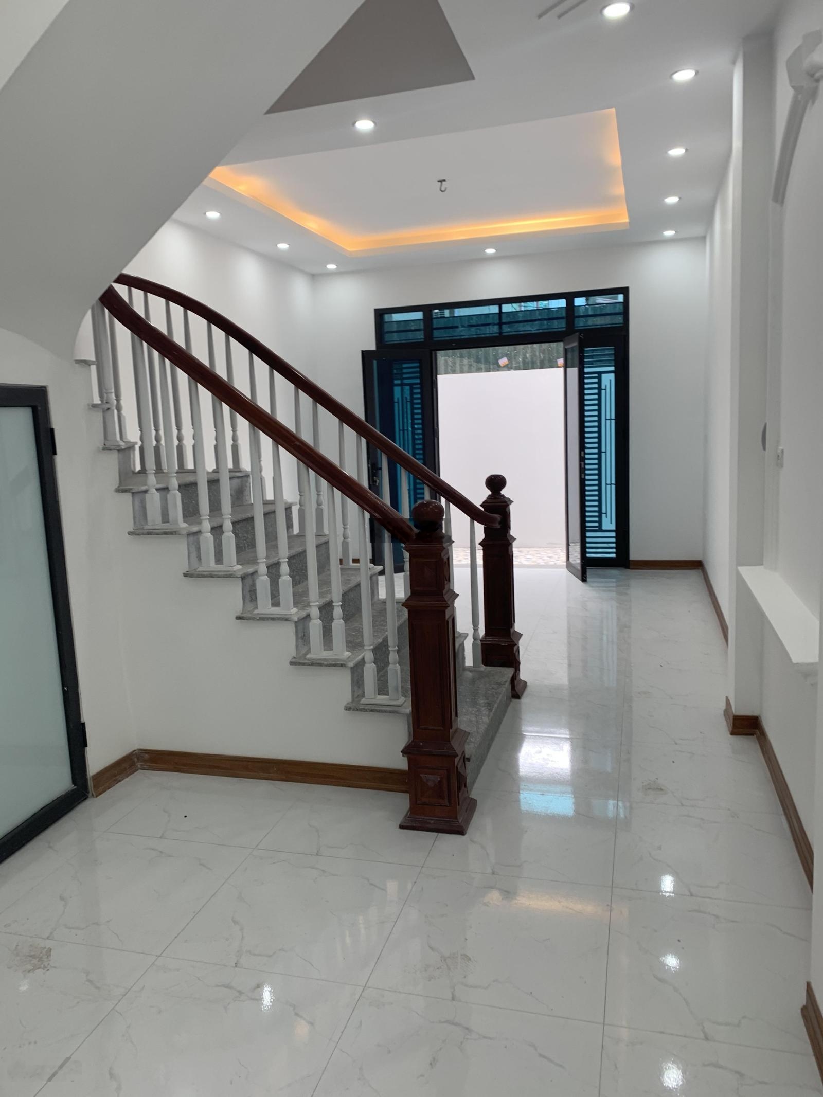 Trả trước 1.5 tỷ có ngay nhà 4 tầng 35m2 trong đê hà đông gần bến xe yên nghĩa.lh: 0869285886