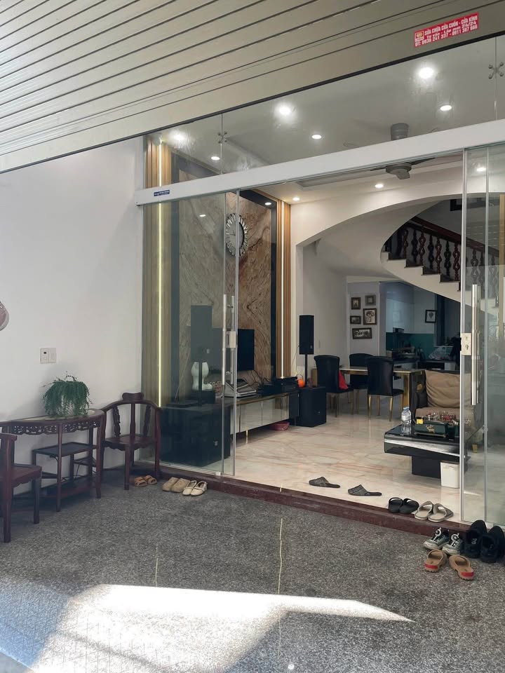 Nhà 3 tầng Văn Cao, Hải Phòng full nội thất, sổ đỏ chính chủ, giá 3.5 tỷ