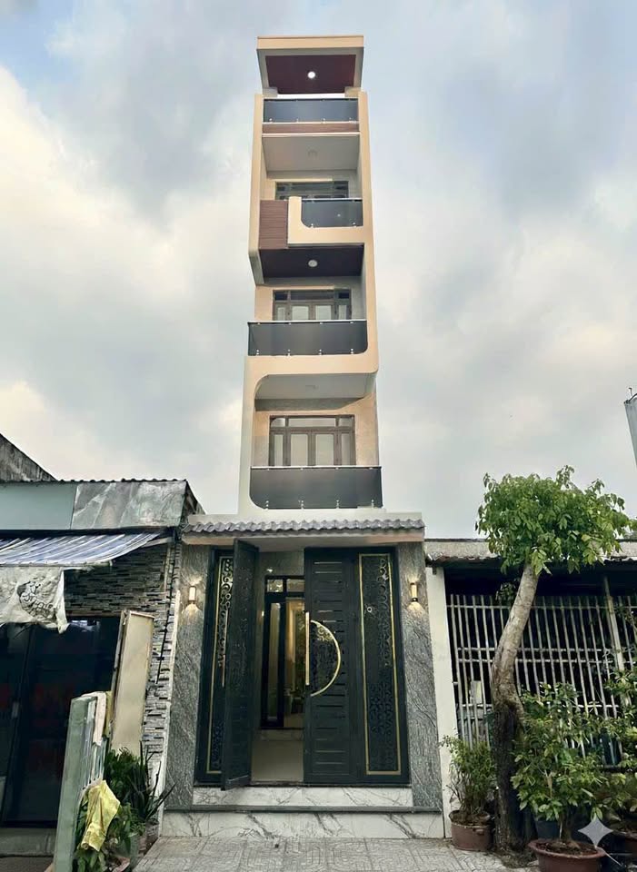 Nhà mặt tiền 5 tầng Dã Tượng, phường Chánh Hưng, Quận 8, 10,8 tỷ