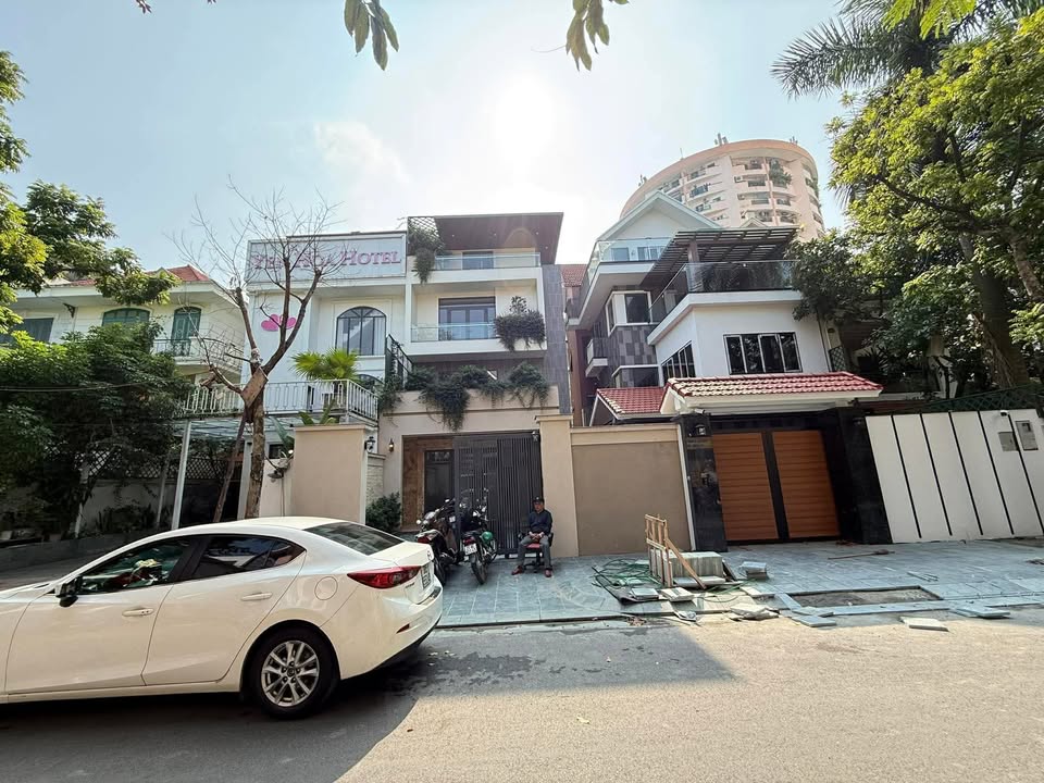 Biệt thự VIP Làng Quốc tế Thăng Long, 202m2, 4 tầng, thang máy, kinh doanh, 2 mặt ô tô