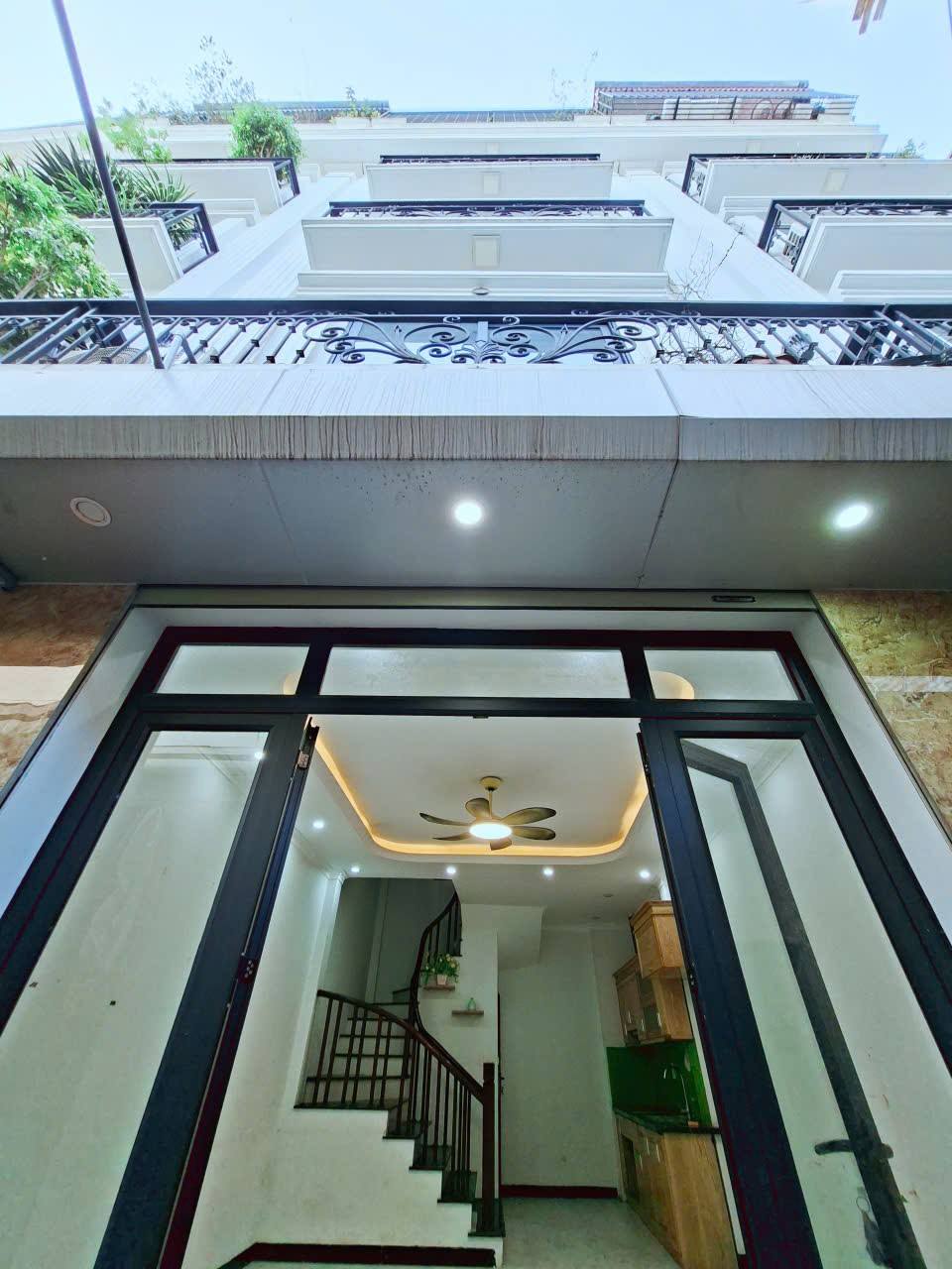 Bán nhà 5 tầng gần hồ Thạch Bàn, Long Biên, Hà Nội - Diện tích 35m², nhỉnh 7 tỷ