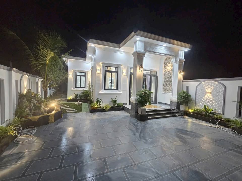 Biệt thự sân vườn mái Nhật hiện đại, 250m2, Bến Tre - 1.95 tỷ