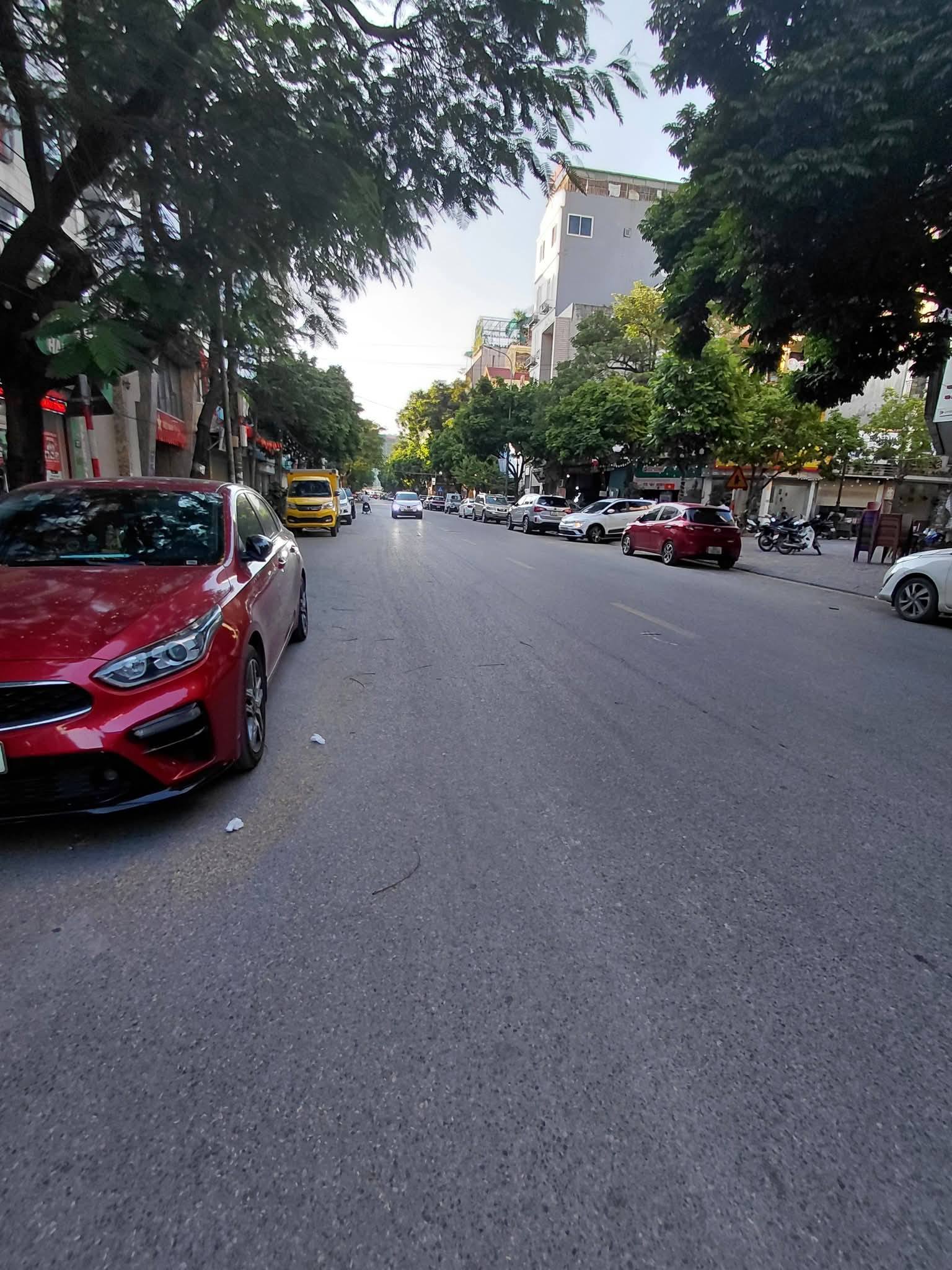 Bán nhà mặt phố Đền Lừ, 7 tầng thang máy, kinh doanh bất tận, giá 19.2 tỷ