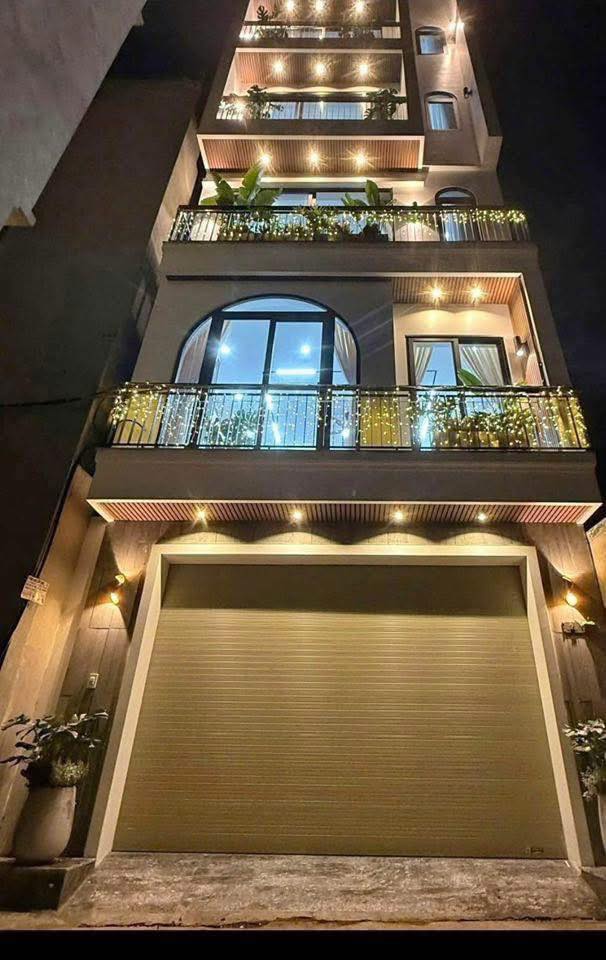 Bán nhà lô góc 54m2, 6 tầng, thang máy, gần mặt phố Hoàng Quốc Việt, vừa ở vừa kinh doanh, ô tô tránh