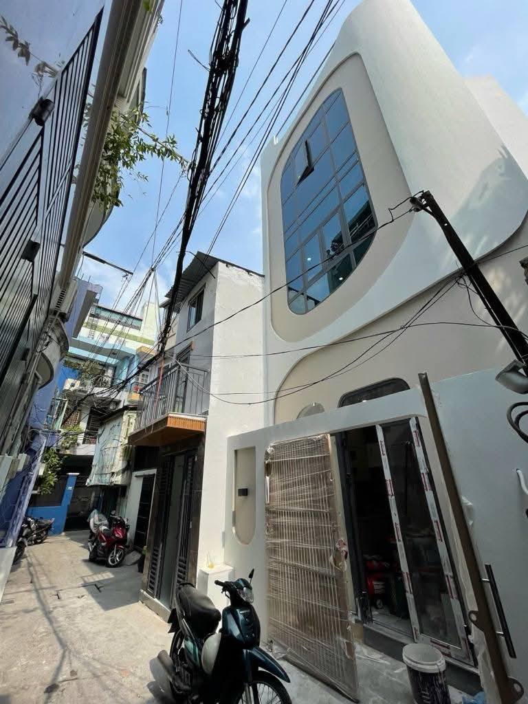 Bán nhà 3 tầng ngay trục đường Cách Mạng Tháng Tám, chỉ vài bước chân là tới trạm Metro số 2