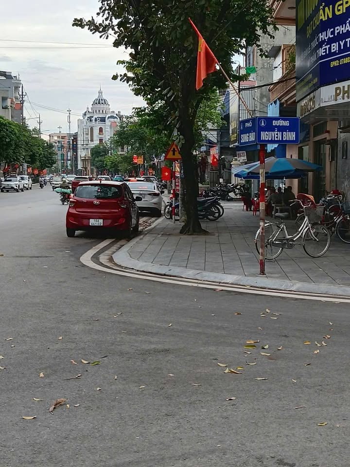 Bán gấp nhà 4 tầng mặt đường Nguyễn Bính, Nam Định, 93,6m2, 5,6 tỷ