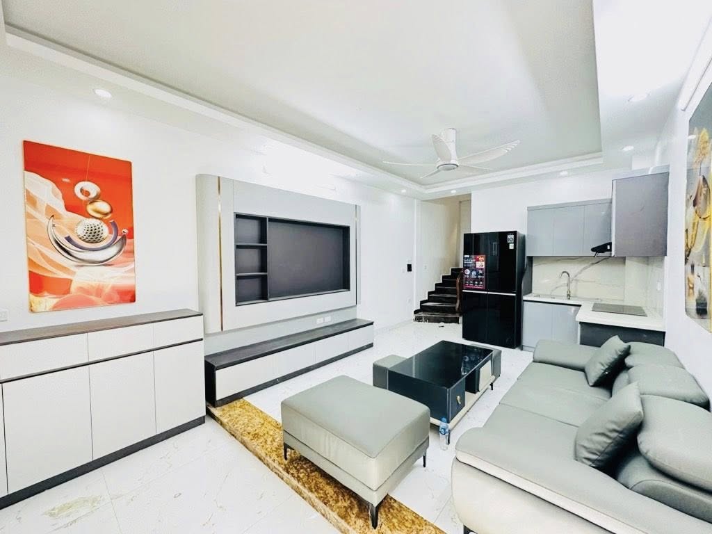 Ngôi nhà 5 tầng mới tinh, đẹp lung linh tại phố Nguyễn Lương Bằng, thông ra Hồ Đắc Di