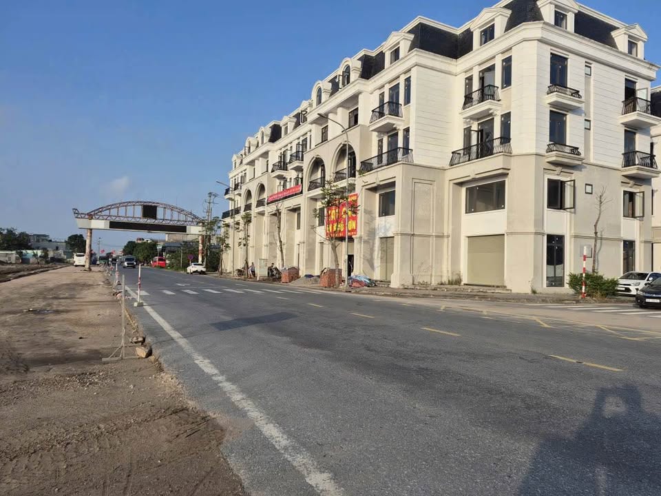 Siêu phẩm nhà xây thô hoàn thiện 2 mặt tiền, tọa lạc ngay trên mặt đường Long Hưng sầm uất