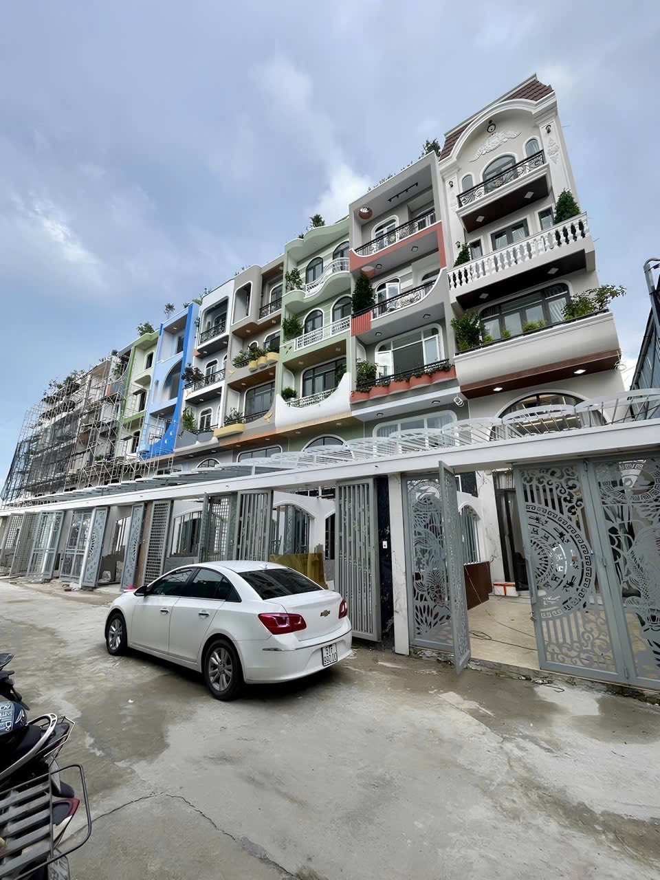 Nhà 5 tầng thang máy cạnh ngã tư, xe hơi 7m lượn lờ, giá chỉ 7 tỷ 'nhẹ'