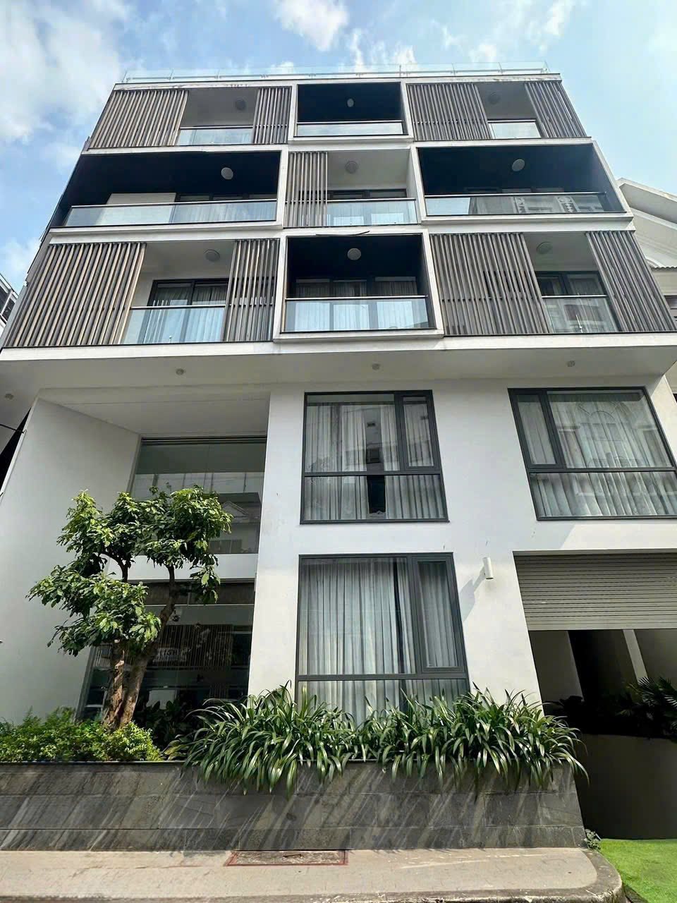 Cho thuê chung cư mini cao cấp 1 ngủ, 45m2, có hồ bơi, gym, ban công thoáng mát tại Hoàng Việt, Tân Bình