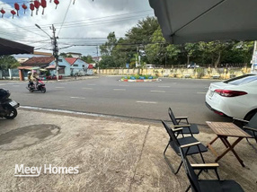 Tọa lạc tại vị trí đắc địa trên trục chính 133 Y Wang, ngay ngã ba vòng xoay sầm uất sau Đại học Tây Nguyên