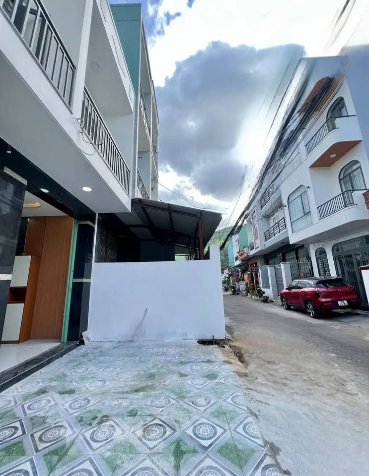 Nhà 2 tầng hẻm ô tô, trung tâm Quy Nhơn, sổ hồng riêng