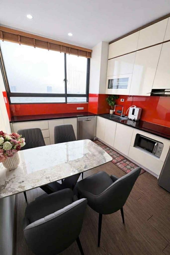 Tọa lạc tại con ngõ thông thoáng nối liền Đại La và Minh Khai, gần kề Chợ Mơ sầm uất