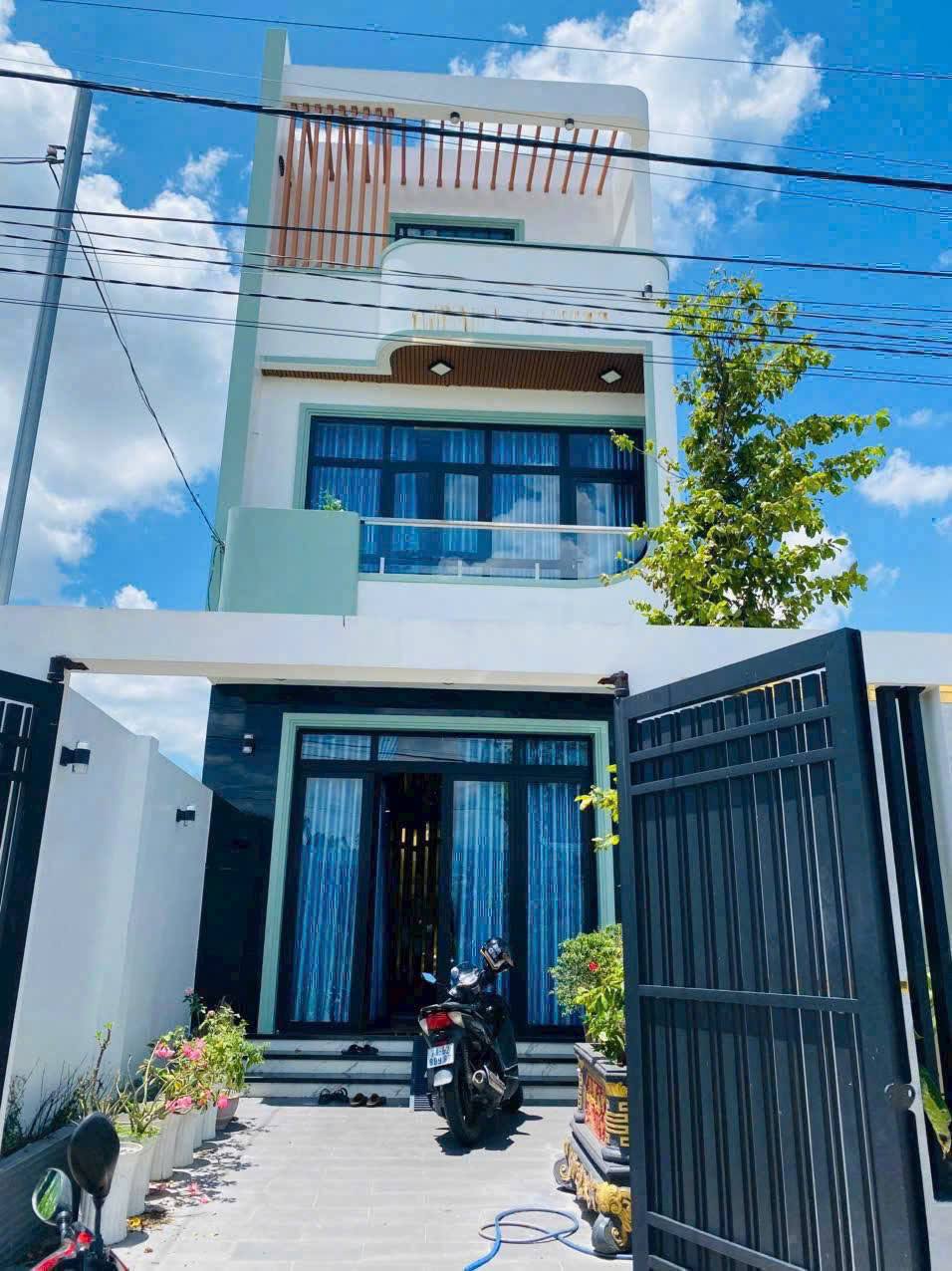 Nhà 1 trệt 2 lầu full nội thất, khu tái định cư Phú Nhuận - Bến Tre