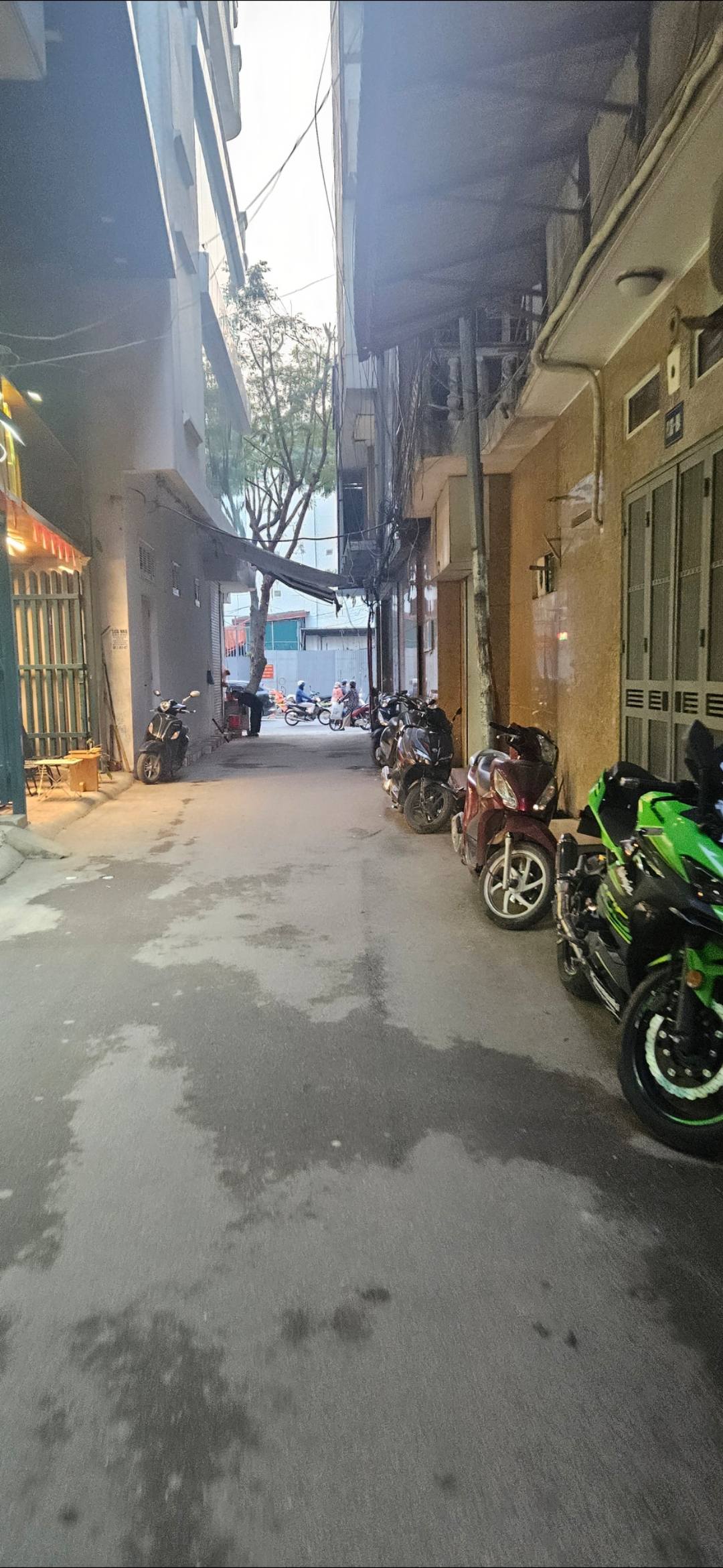 Chào mừng quý vị đến với siêu phẩm Láng Hạ, một căn nhà 5 tầng với diện tích 80m²