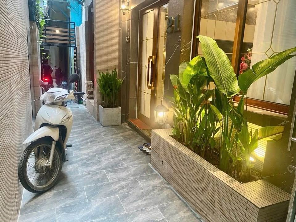 Nhà dân xây chắc chắn, kiên cố, nằm tại vị trí trung tâm quận, gần Hồ Ba Mẫu, mang lại không gian sống thoáng mát