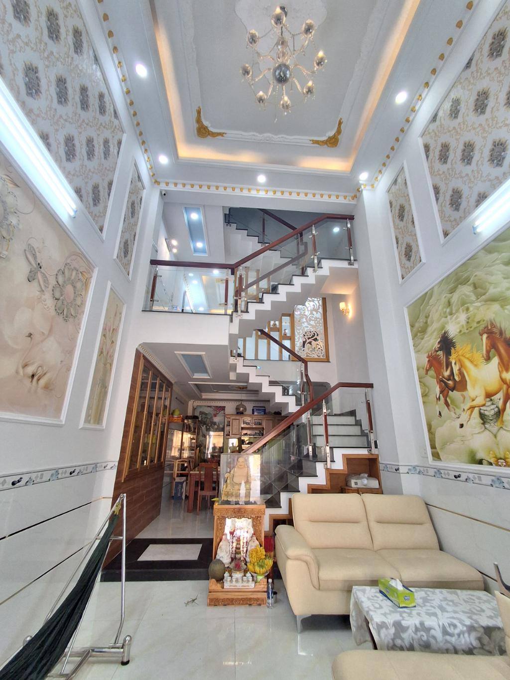 Nhà phố thiết kế tân cổ điển tọa lạc tại đường Hương Lộ 2, phường Bình Trị Đông B, quận Bình Tân