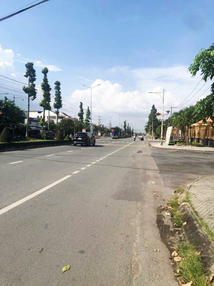 Chào bạn, chúng tôi đang có một lô đất mặt tiền đường Đồng Văn Cống, Phường 7