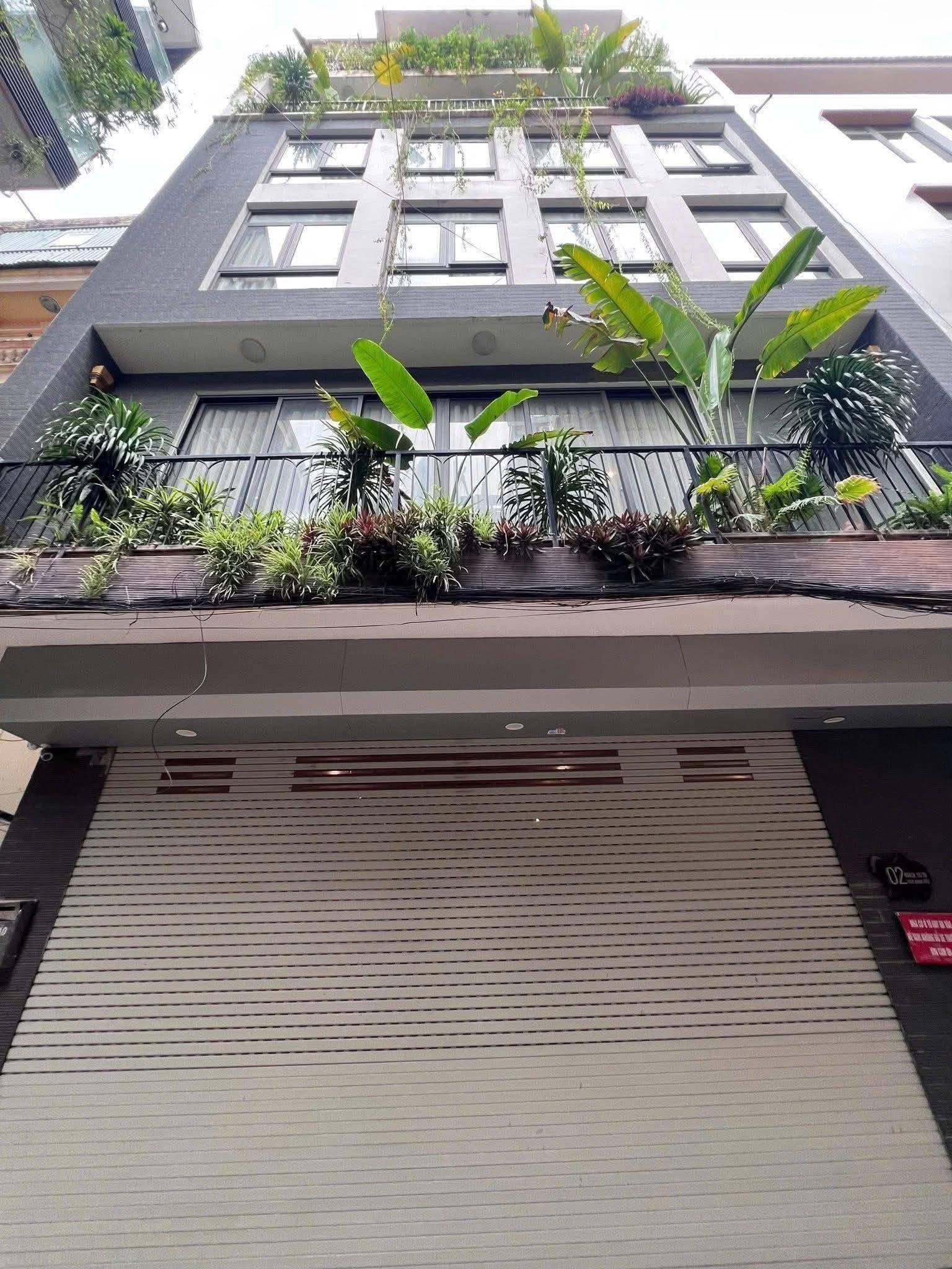 Nhà Nghĩa Đô cổ kính, 5 tầng đầy đủ tiện nghi, gần phố Võ Chí Công