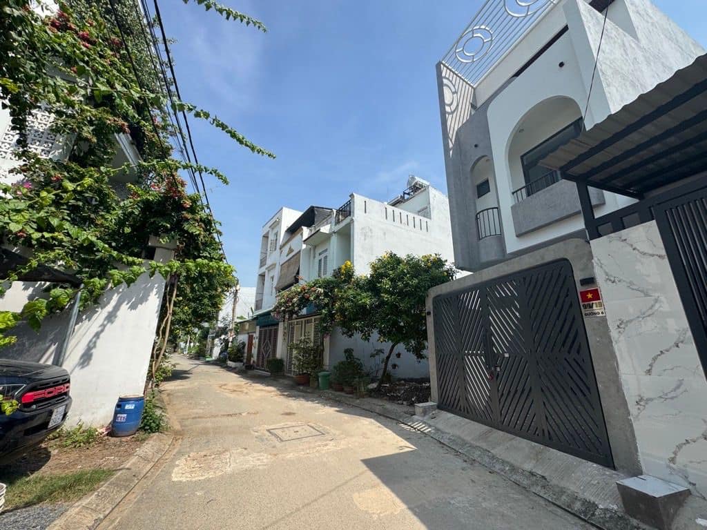 Nhà 3 tầng kiên cố, hẻm xe hơi tránh nhau tại Long Bình, quận 9