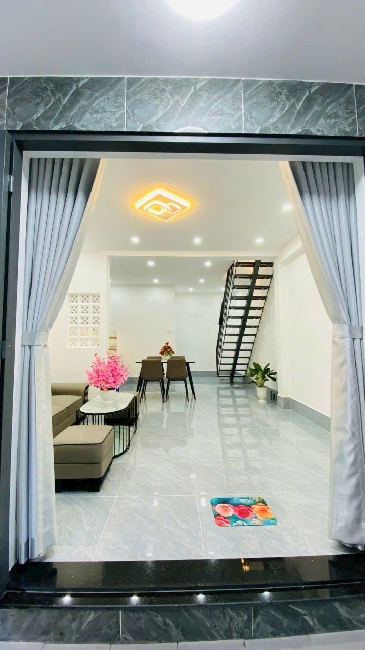 Bán nhà lô góc vip tân bình, hẻm thoáng, 30m, 2 tầng, giá chỉ 2 tỉ hơn