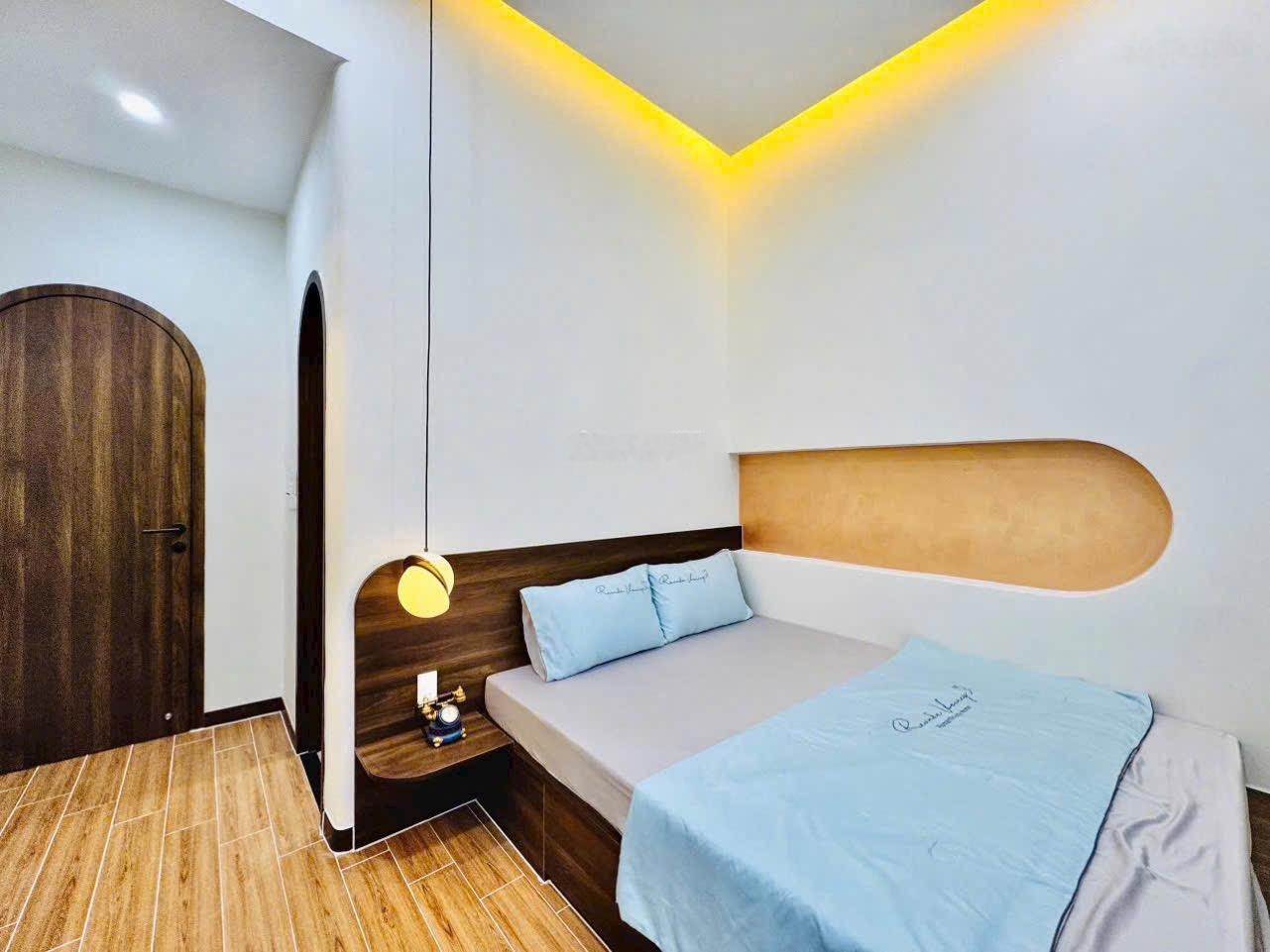 Bán gấp nhà 2 lầu ngang 4,5m -dài 13m, gần chợ Lê Đình Cẩn, giá 1 tỷ 05. Nhà đang cho thuê 12 triệu