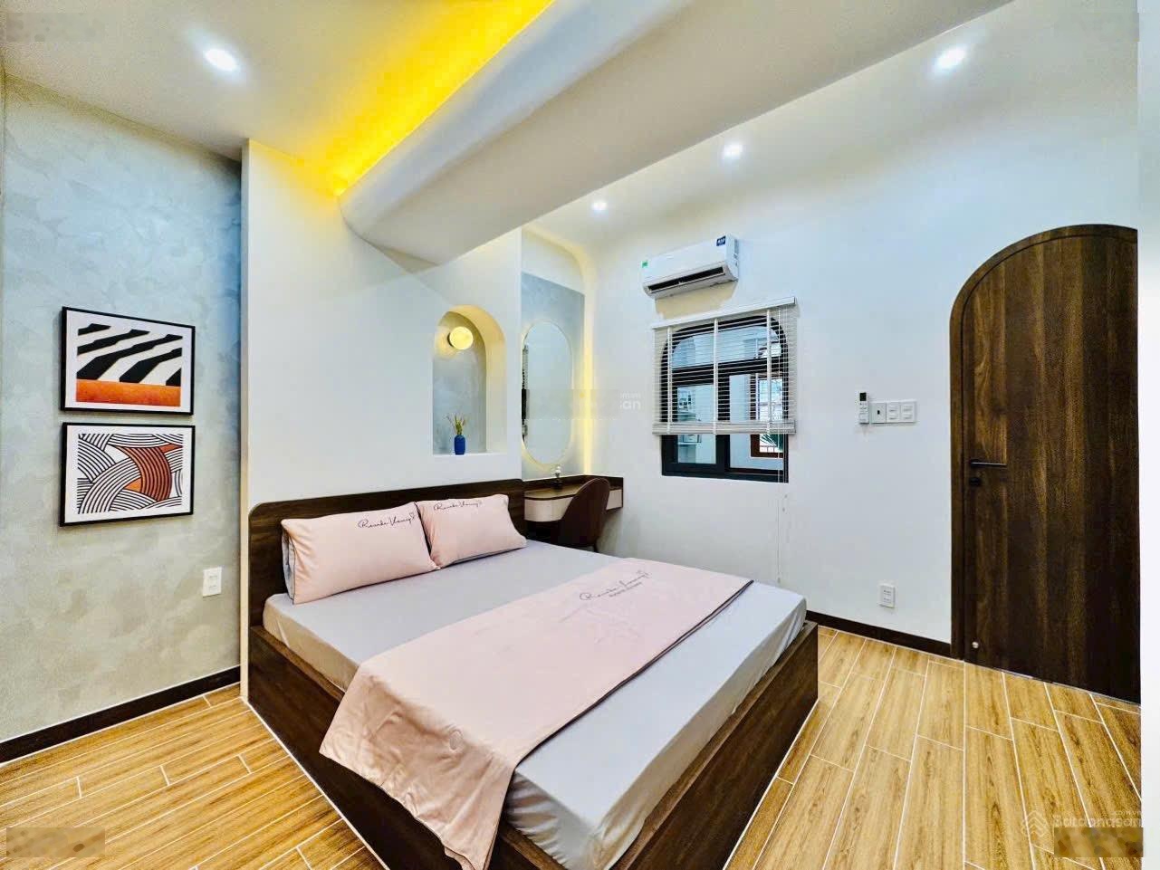 Bán gấp nhà 2 lầu (4,5x13m) gần chợ Lê Đình Cẩn, giá 1 tỷ 05. Nhà đang cho thuê nguyên căn 12 triệu