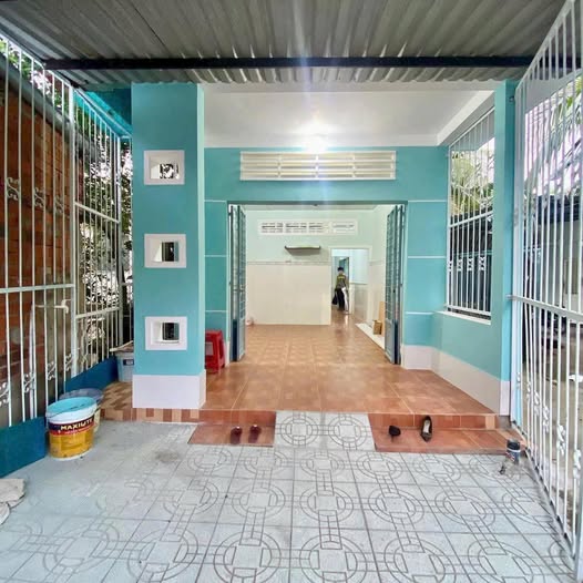 Nhà tọa lạc tại Phường 8, Thành phố Bến Tre, gần các tiện ích thiết yếu như Công ty May Việt Hồng