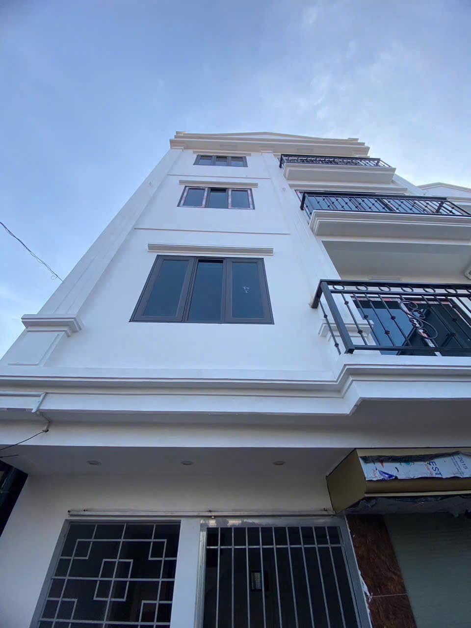 Nhà được thiết kế thông minh với 6 phòng rộng rãi, đáp ứng mọi nhu cầu sử dụng của gia đình bạn