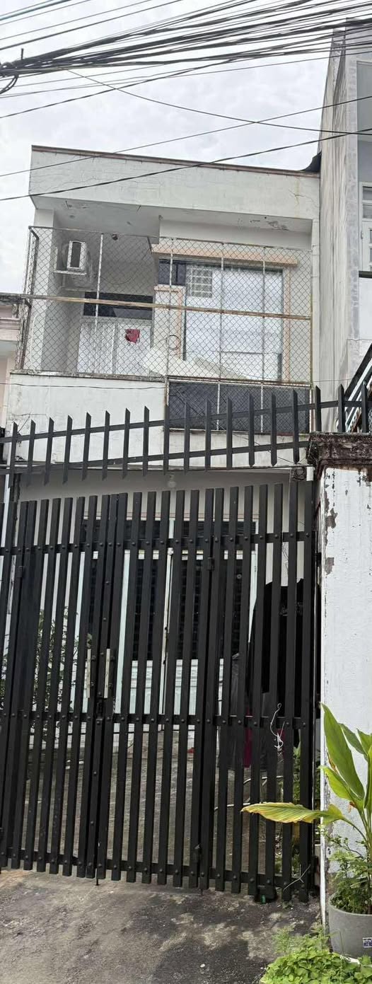 Cho thuê nhà 2 tầng, 2 phòng ngủ, hẻm ô tô đường Lê Hồng Phong, Phú Hòa, Bình Dương