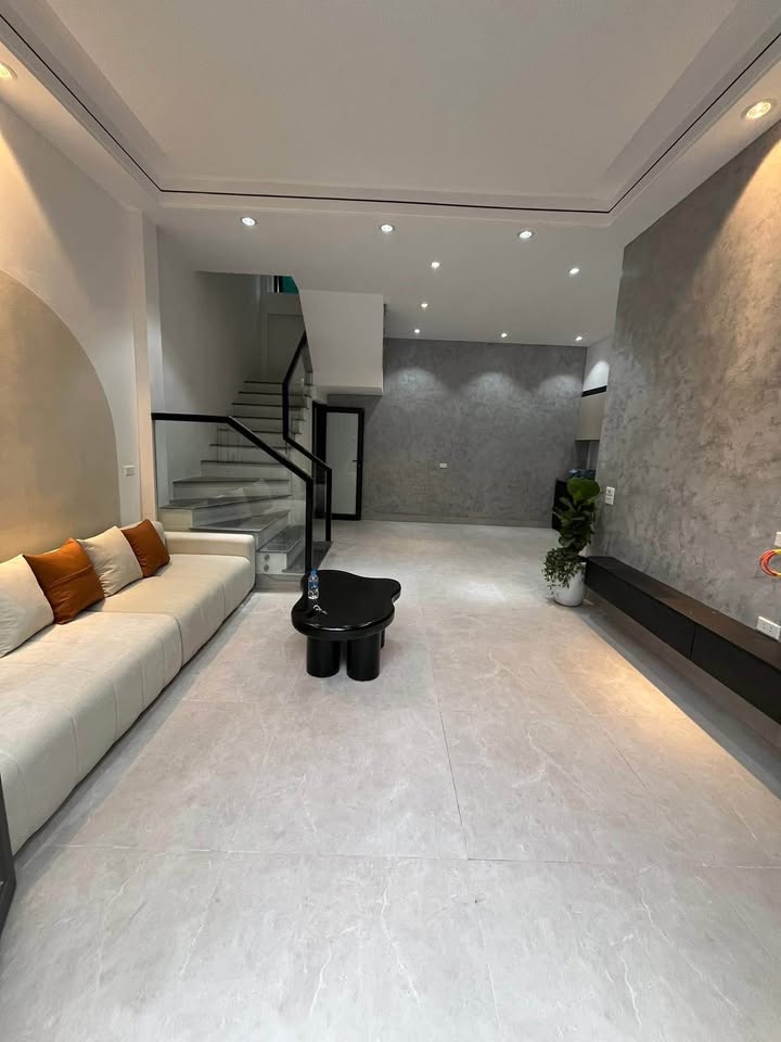 Nhà 3 tầng xịn sò ngay trung tâm, ngõ rộng rãi, giá hời