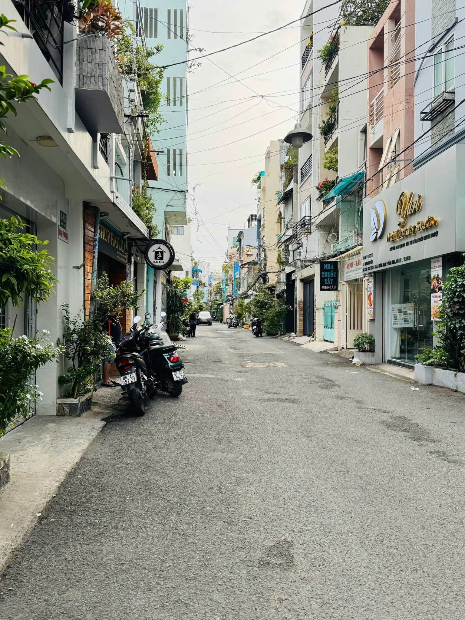 Bán nhà 5 tầng khu phân lô hẻm 8m Trường Sa, 200m2 sàn, giá 7,5 tỷ