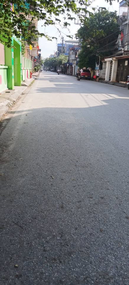 Bán nhà 2 tầng 3 ngủ, 40m2, ngõ nông thông thoáng, gần trường chợ, chỉ 1.85 tỷ