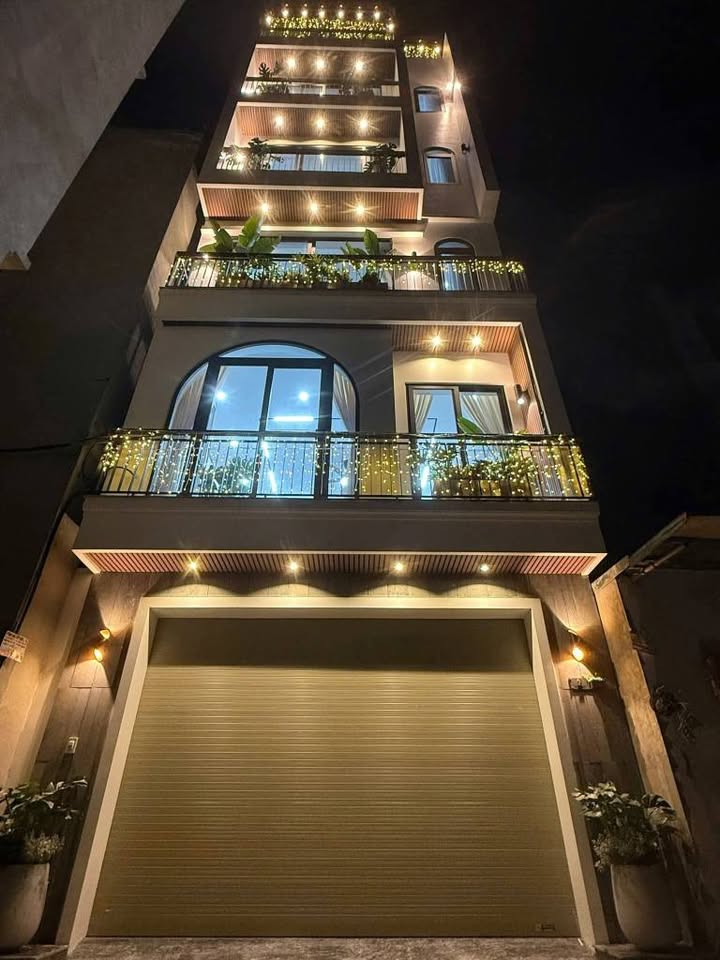 Nhà 6 tầng có thang máy, ô tô vào tận nhà tại Thạch Bàn, Long Biên